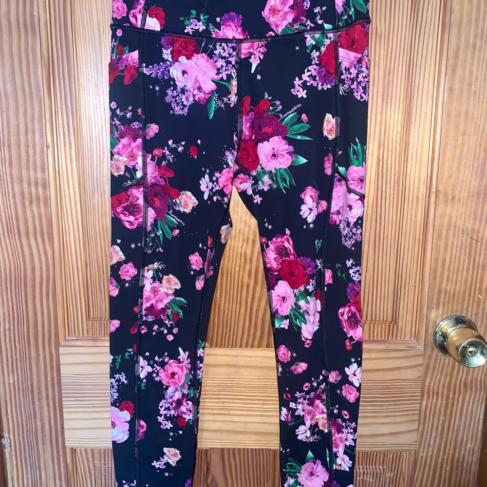 Victoria’s Secret Essential Pocket Floral Legging Small & Short. NWOT